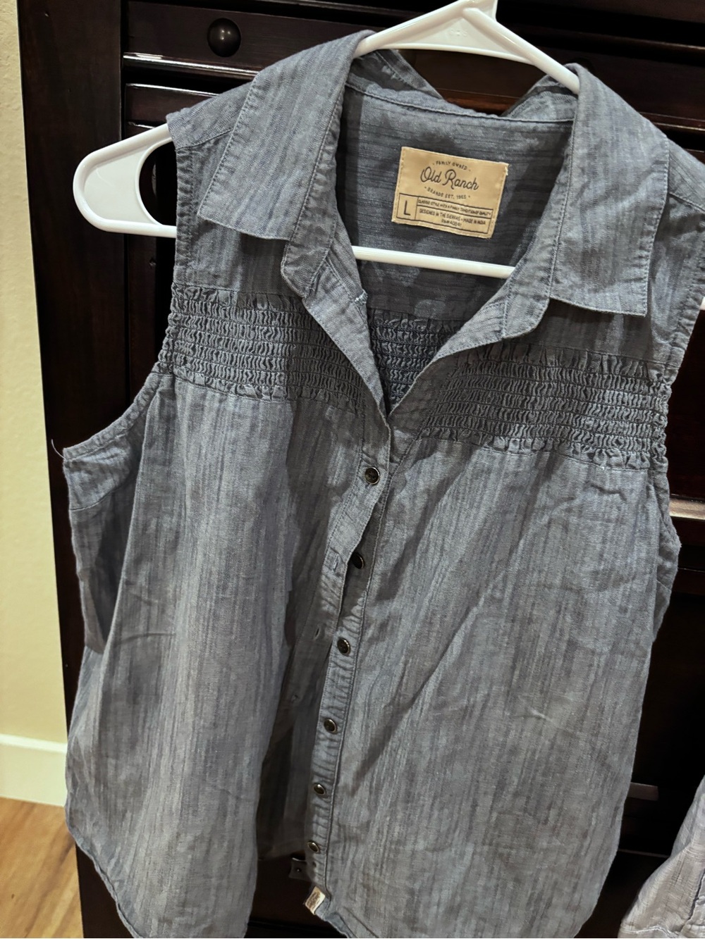 Women's Sleeveless Button-Front Chambray Top in Denim Blue